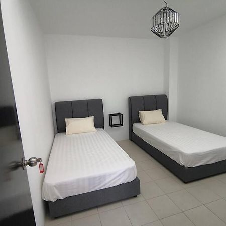 Modern , Spacious Gambang Ump 18 Guest House Luaran gambar