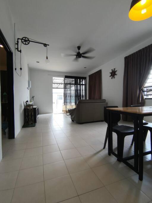 Modern , Spacious Gambang Ump 18 Guest House Luaran gambar
