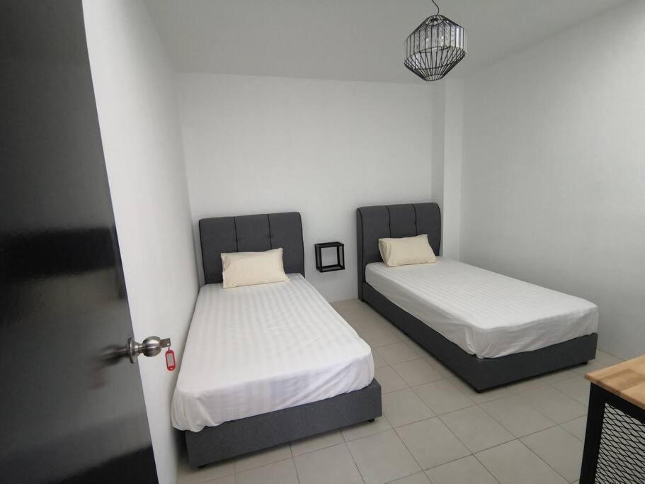 Modern , Spacious Gambang Ump 18 Guest House Luaran gambar