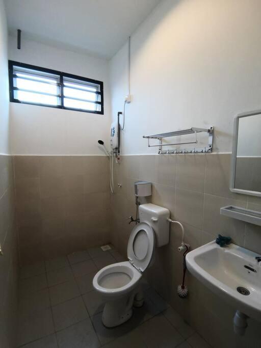 Modern , Spacious Gambang Ump 18 Guest House Luaran gambar